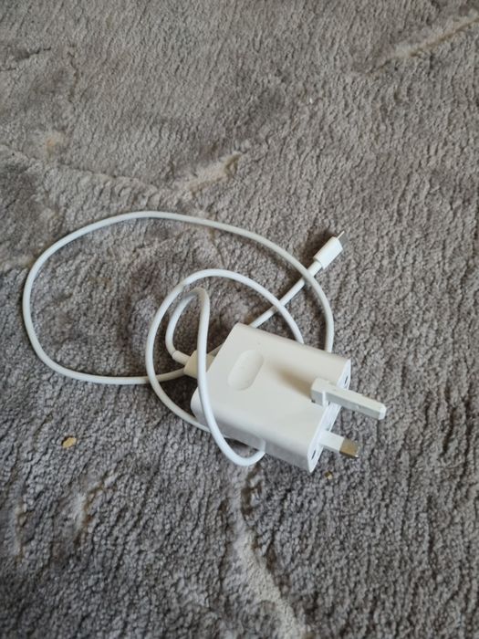 •Vând Incarcator 66W Honor.