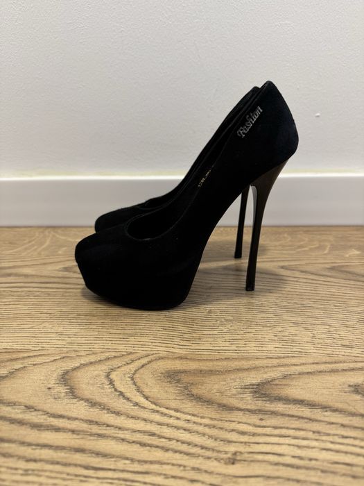 Pantofi de damă cu tocuri înalte