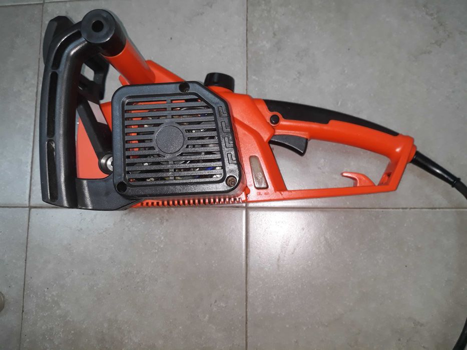 Електрическа резачка за дърва Акита