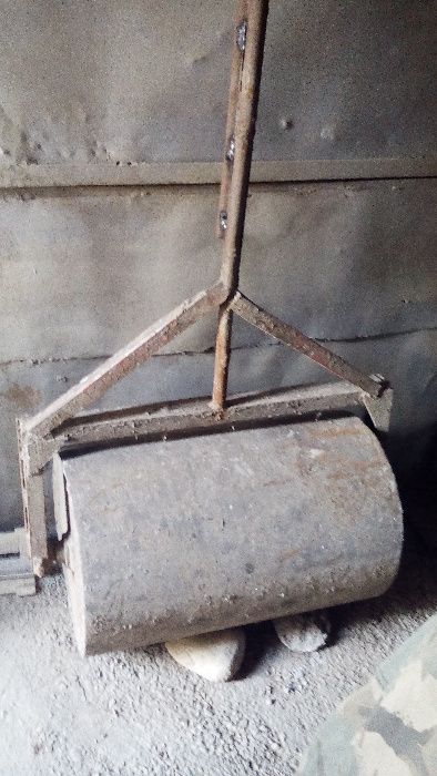 Каток - для асфальтирования, трамбовки земли, для газона.