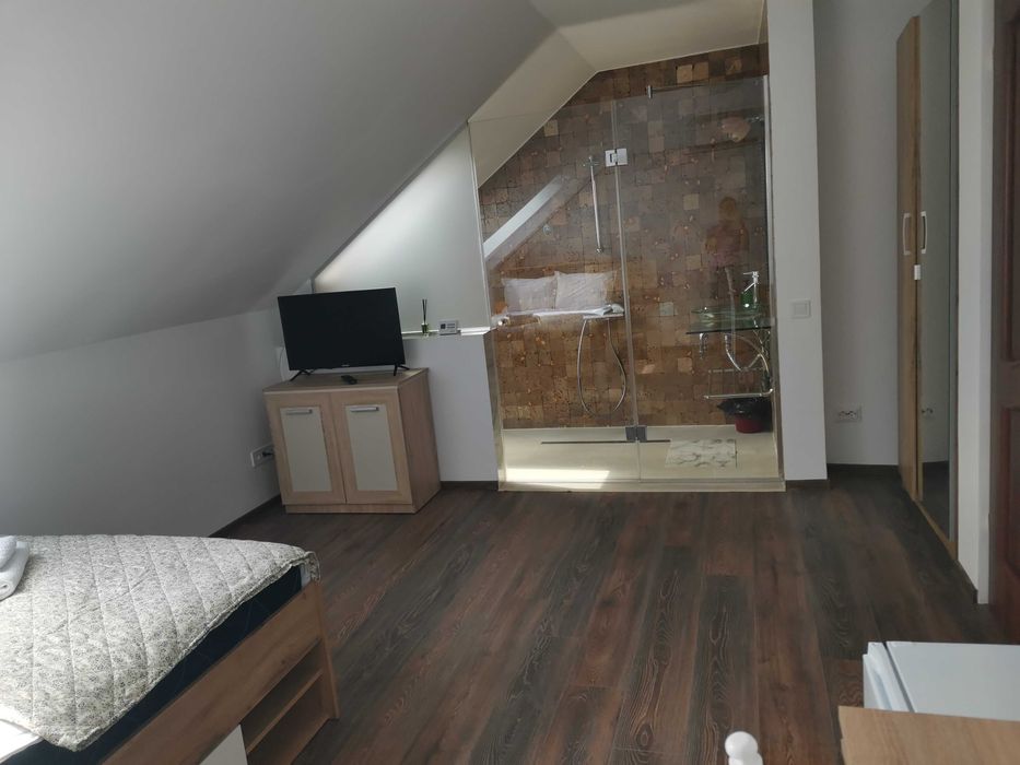 Închiriez camere în clădire