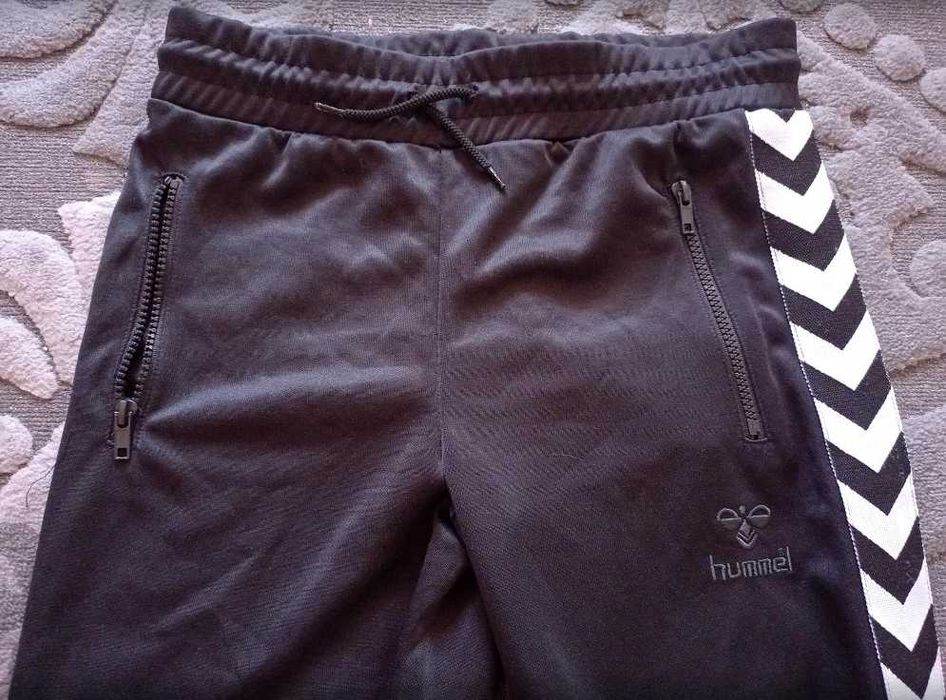 Чисто ново оригинално долнище Hummel - размер С
