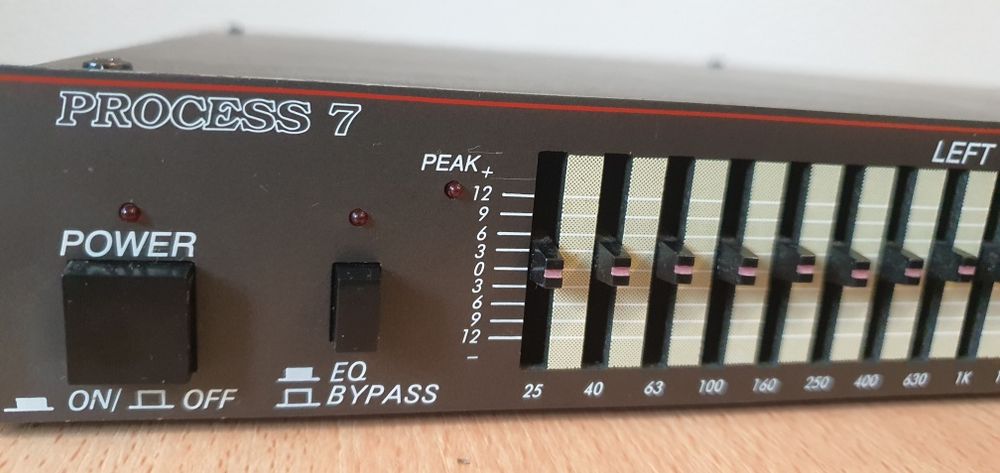 Vând egalizator cu 2x15 corecții pe canal