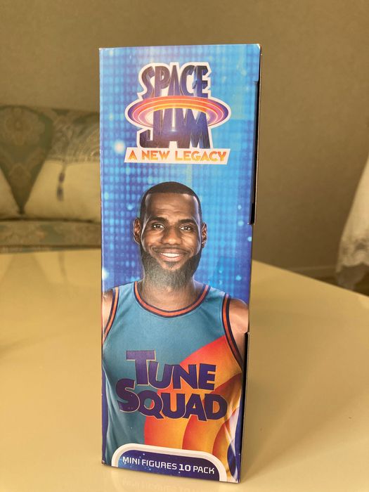 набор игрушек из фильма с Леброном