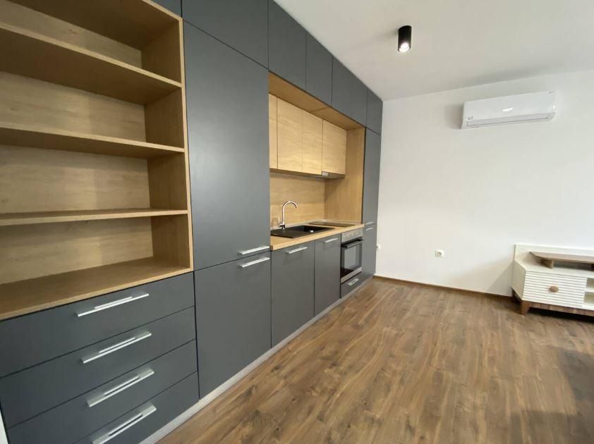 Дава се под наем Тристаен апартамент в Варна, Център - 90 кв.м за 800 € - Снимка #2