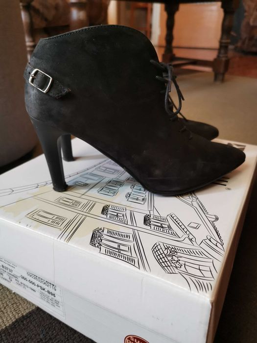 Botine negre  Carini