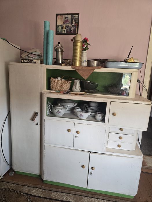 Стар кухненски бюфет