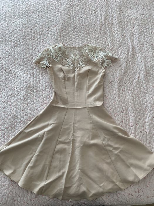 Бежевый вечерный платья