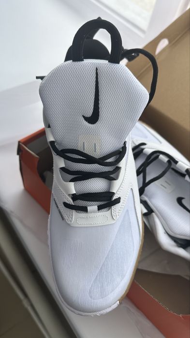 Продам кроссовки волейбольные