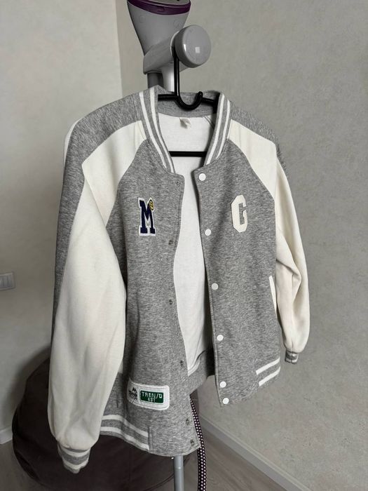 Продаётся бомбер на девочку 12-14лет