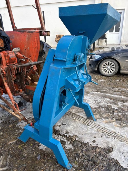 Moara cu ciocanele dupa tractor