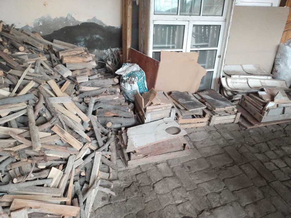 Qurigan o'tinlar sotiladi.