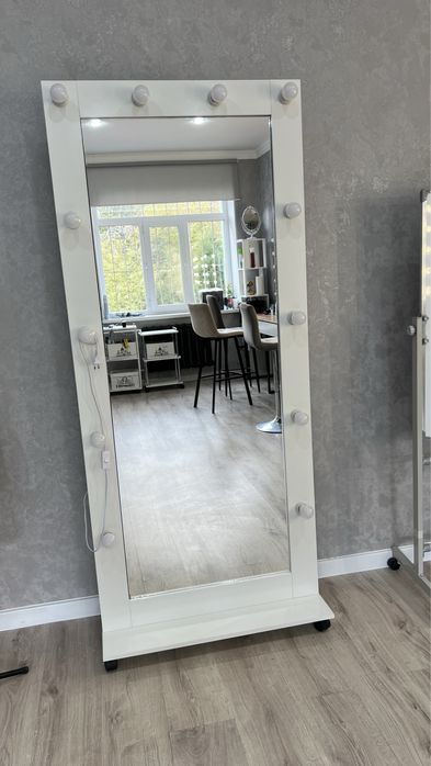 Напольное зеркало с подсветкой
