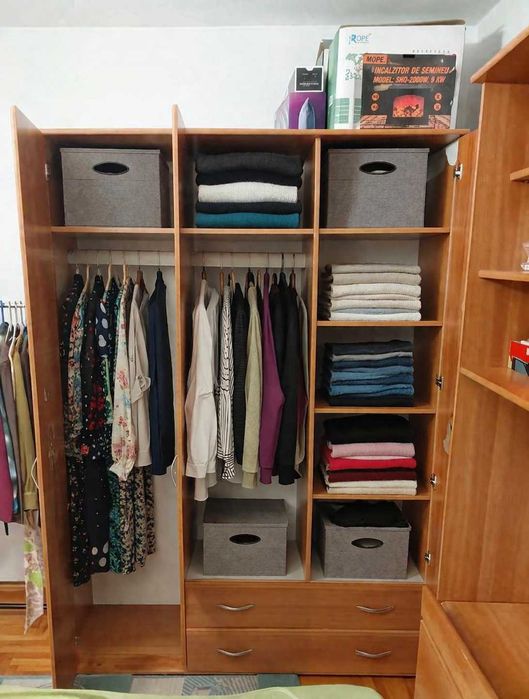 mobilier dormitor si hol. dulapuri, pat, mini biblioteca