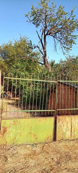 Къща на два етажа с гараж, и 1.5 дка двор в с. Баурене, обл. Враца.