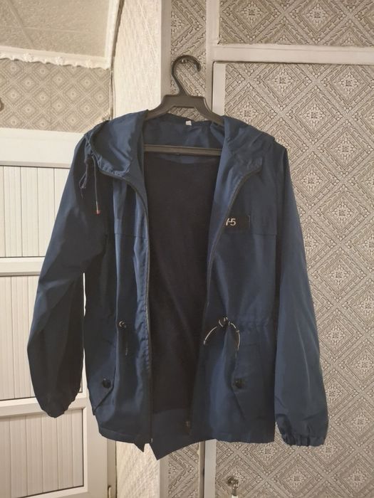 Продам ветровку на мальчика.