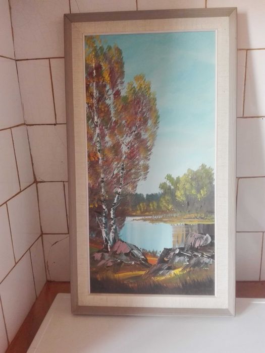 Три маслени картини и красив гоблен.