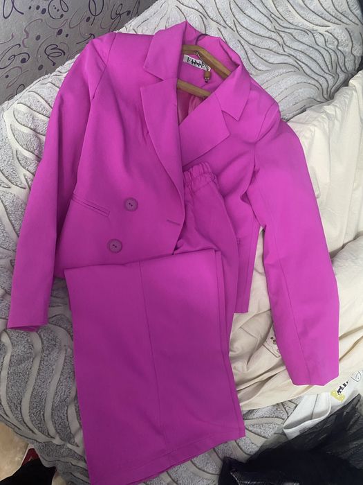 Продам костюм брючный