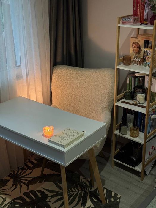 Продавам фотьойл, маса и етажерка