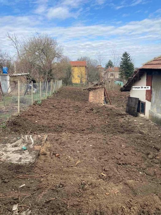 Продавам имот със сграда,гараж и парцел в с.Червена вода област Русе
