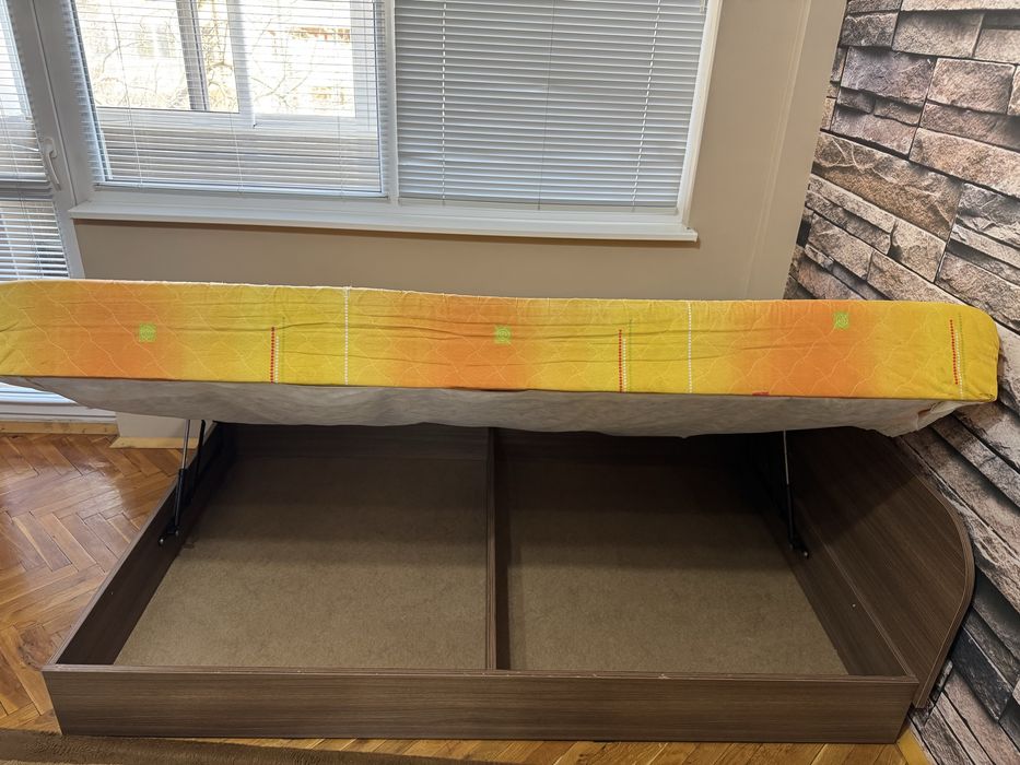 Продавам легло с механизъм  (приста) с размер 120 × 190 см