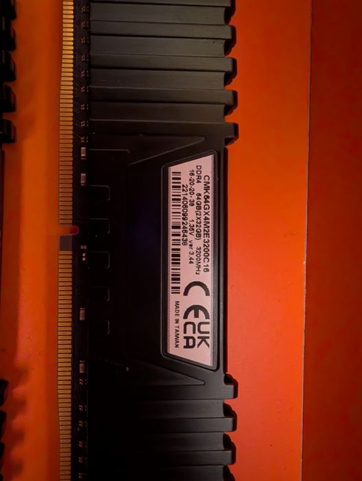 64GB (2x32GB) DDR4 RAM: Corsair Vengeance LPX, DDR4-3200 CL16