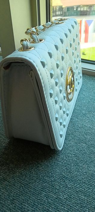 Стилна дамска чанта. Изработена от висококачествена еко кожа. Разполага с: едно разпределение, отвътре с два джоба