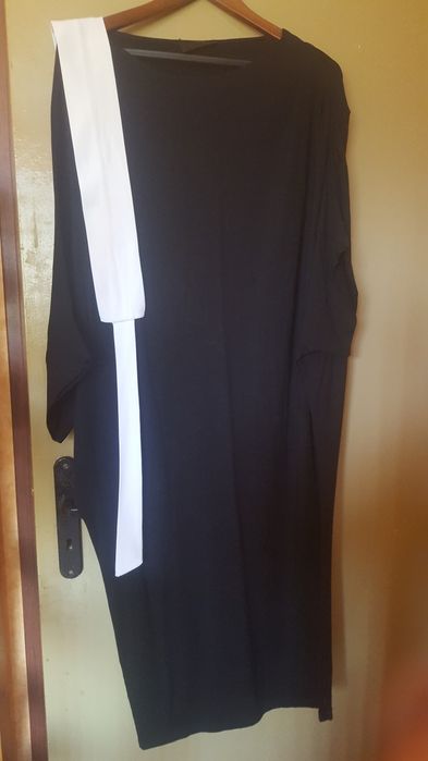 Черна рокля с бял колан