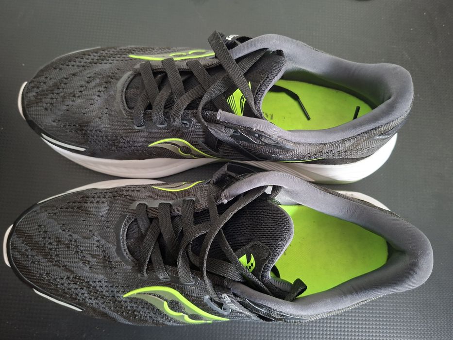 Маратонки за бягане Saucony Guide 16 в разцветка "Black/Glade" (Черно / Яркозелено).