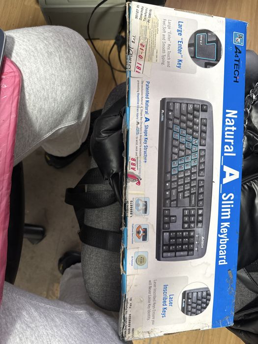 Vand doua tastaturi firme diferite perfect functionale