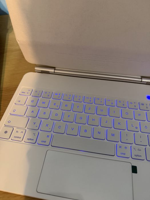 Husă cu Tastatură pentru iPad Pro 11” GOOJODOQ A1901 Bluetooth RGB Touchpad Albă