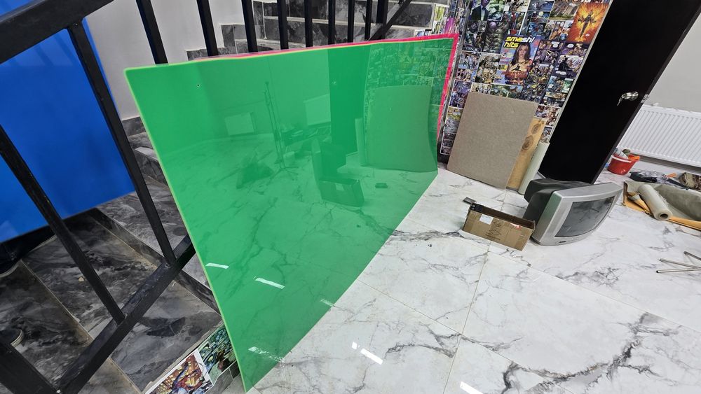 Акриловое стекло 2.5 на 1.5