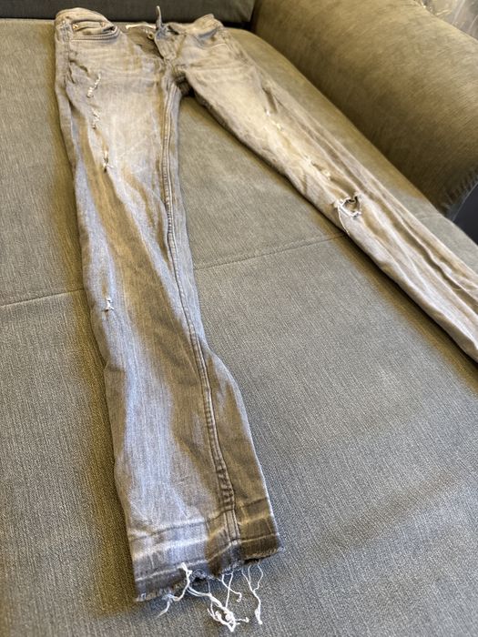 Pantaloni noi din Zara