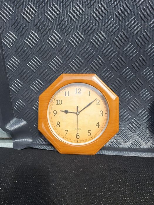 Стари стени часовници и картини