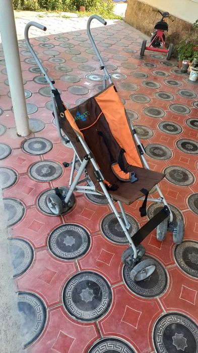 Коляска-трость, легкая и компактная модель, удобная для прогулок.