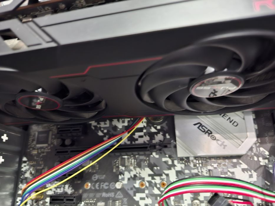 Продавам Sapphire  RX 6600 XT