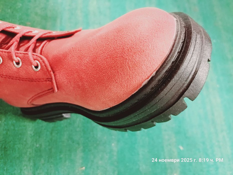 Червени ботуши с връзки