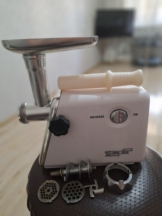 Мясорубка электрическая на запчасти.