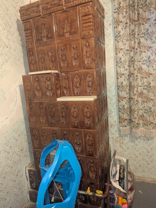 Sobă de teracotă veche, maro închis–completă și solidă. Sau set 4 sobe