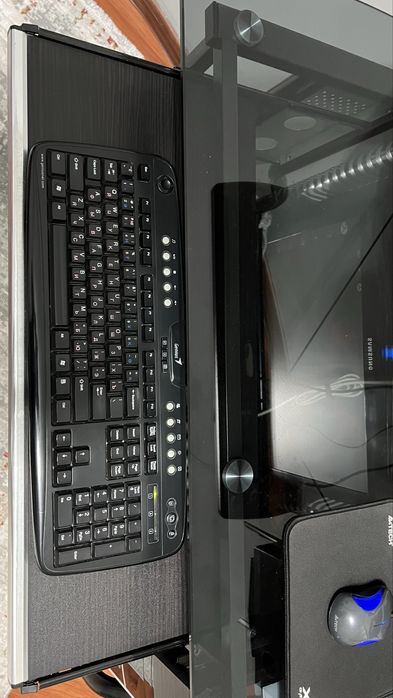 Компьютерный стол, компьютер и аксессуары, колонки Microlab