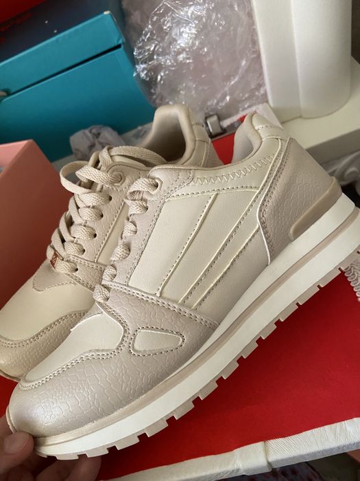 Женские кроссовки