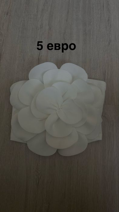 Къс бял потник, топ с ефектно 3D цвете.