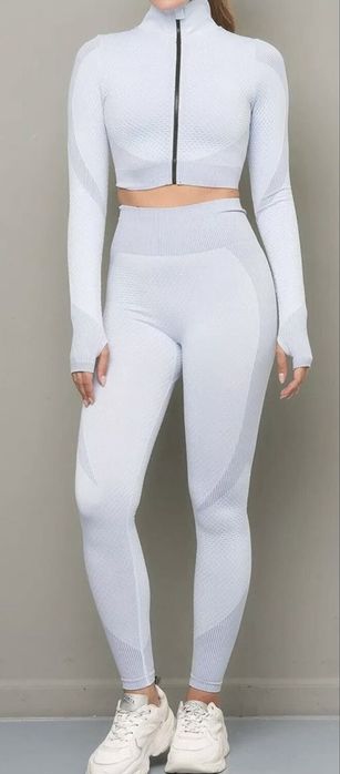 Спортивный костюм и топы компрессионные