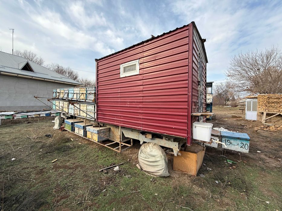 Пасека с прицепом и домиком