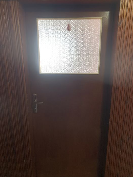 Дървени врати с каси и брави