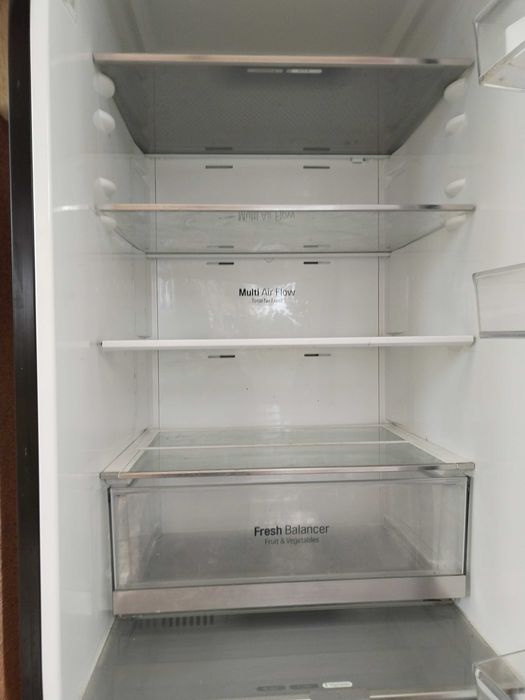 Продавам Хладилник с долен фризер