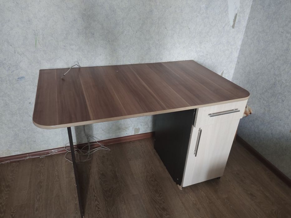 Продам компьютерный стол