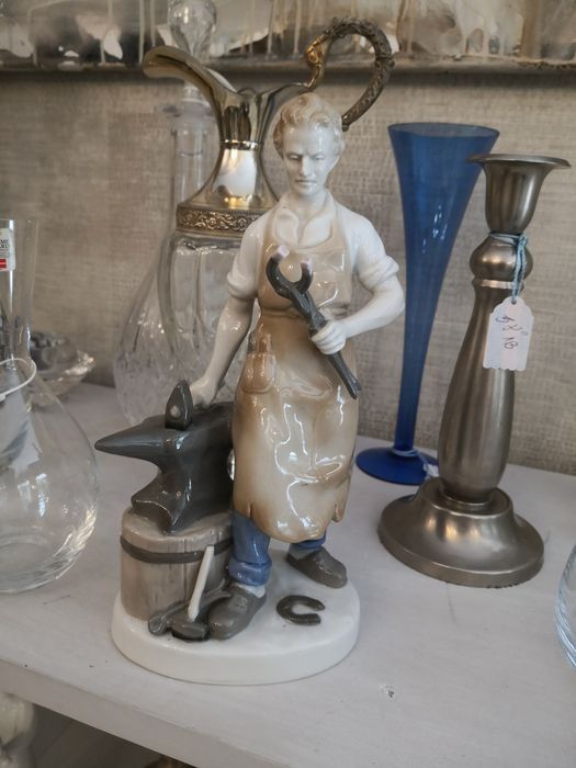 Фигури порцелан, месинг, дърво