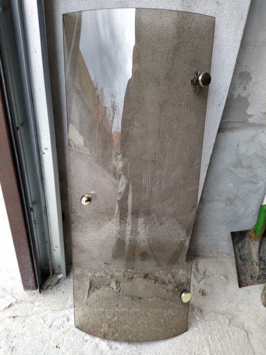 Usa sticla curbata biblioteca