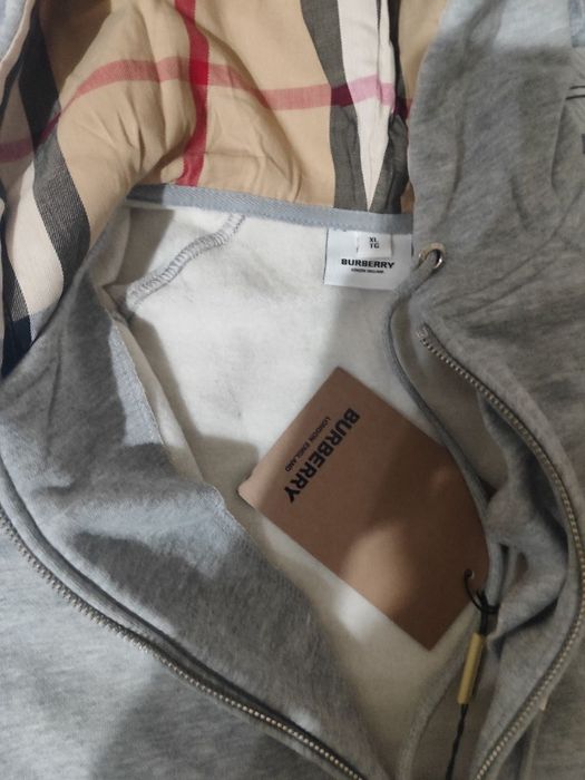 продается зипка burberry